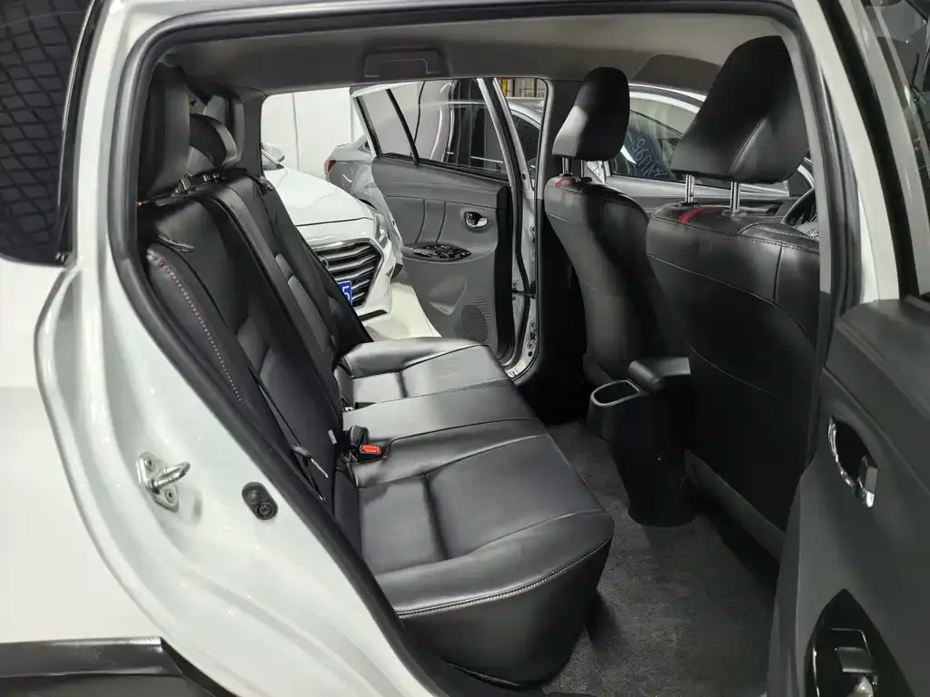 Toyota Yaris L — фото 4