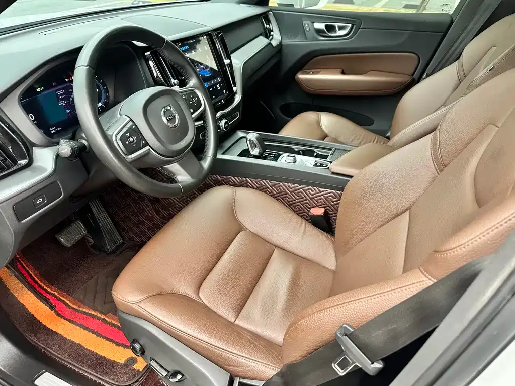 Volvo XC60 — фото 10