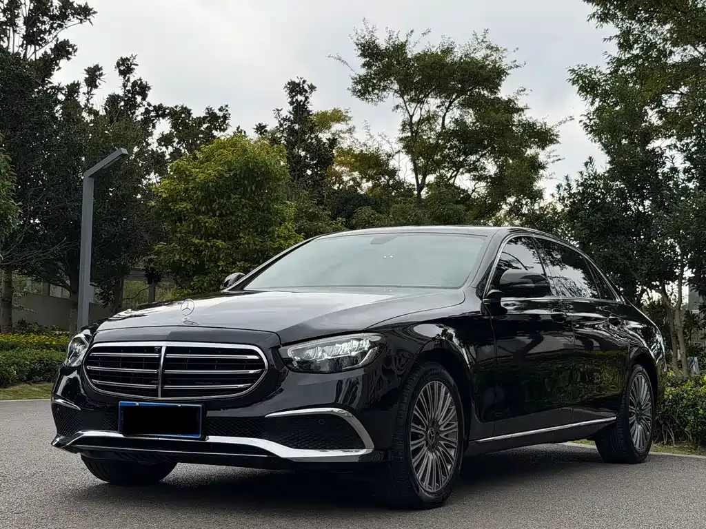Mercedes-Benz E-Class — фото 1