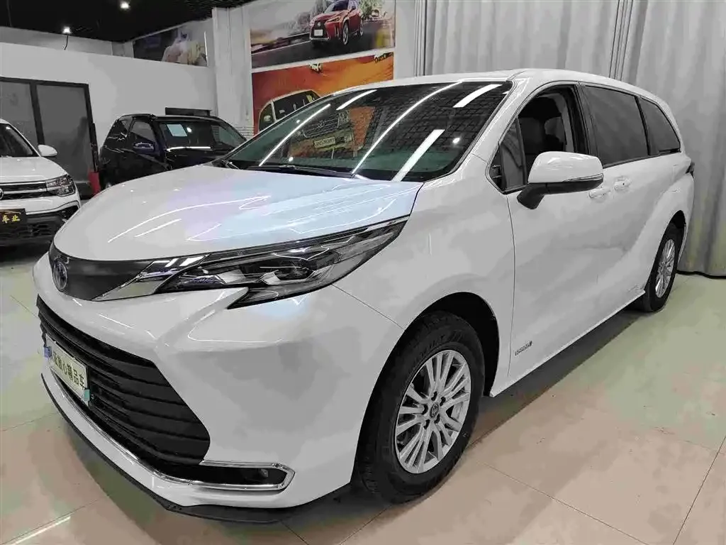 Toyota Sienna — фото 1