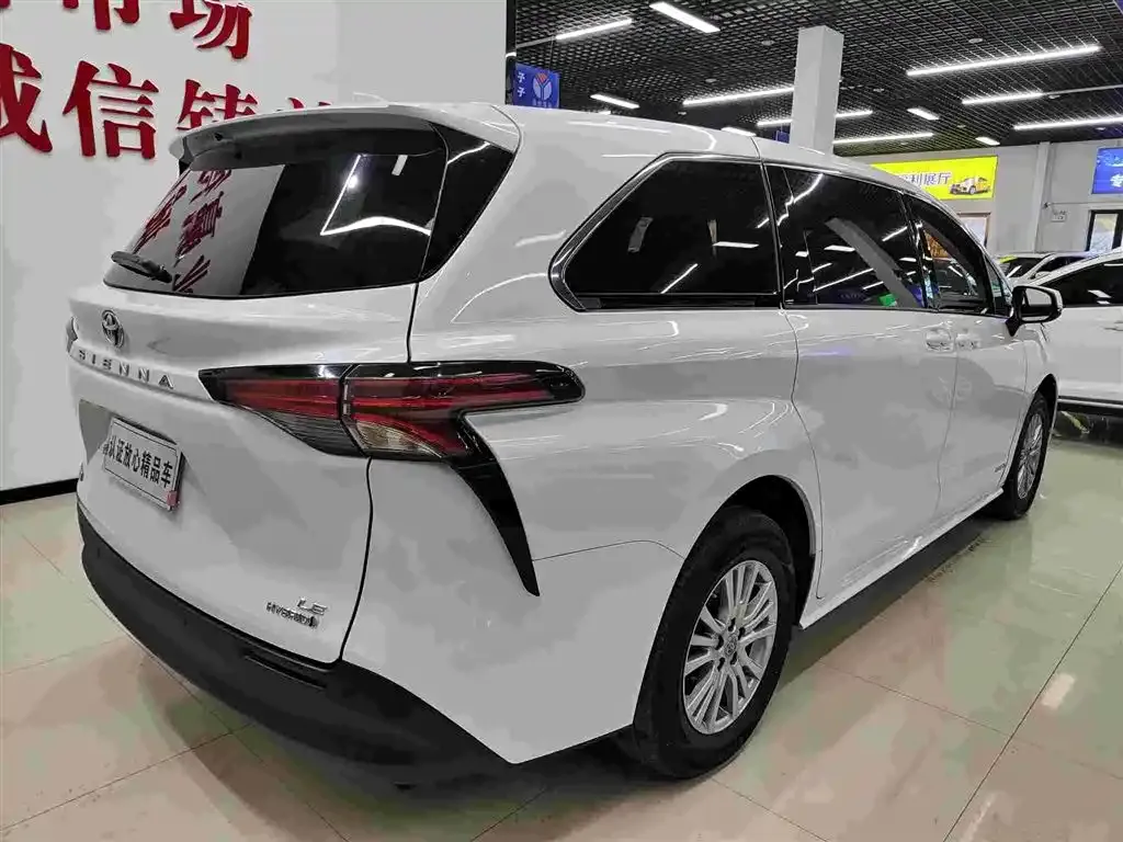 Toyota Sienna — фото 9