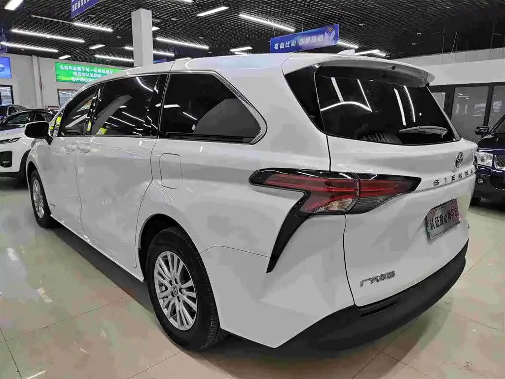 Toyota Sienna — фото 2