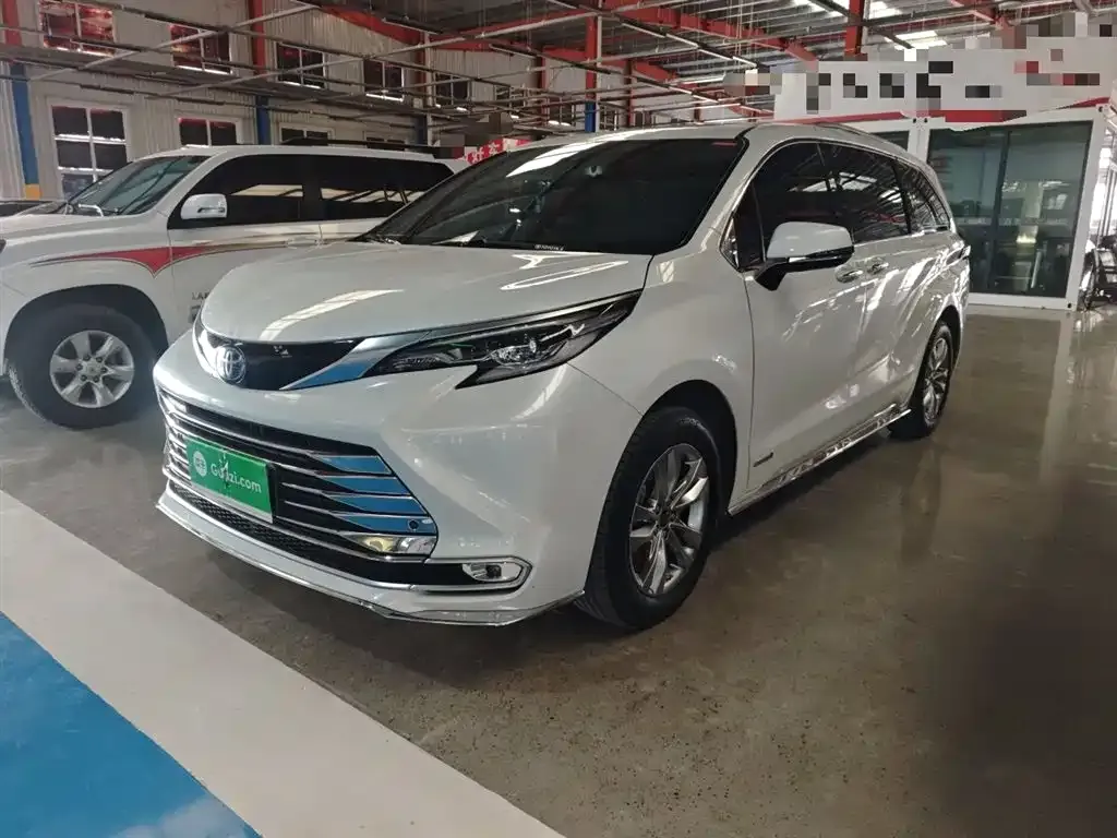 Toyota Sienna — фото 1