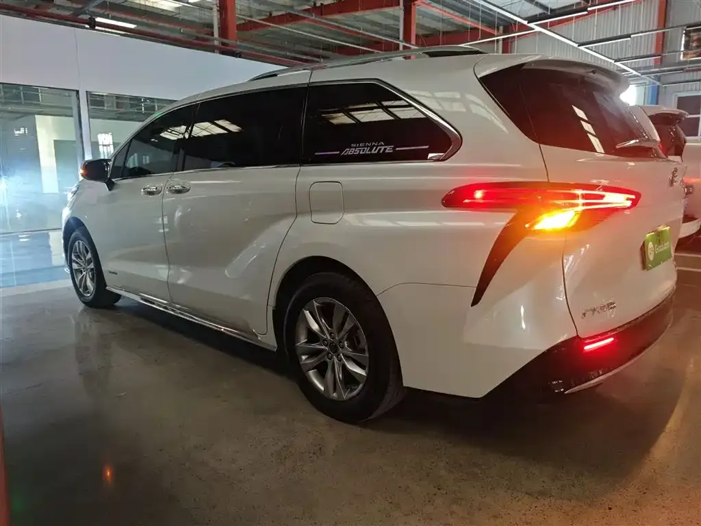 Toyota Sienna — фото 9