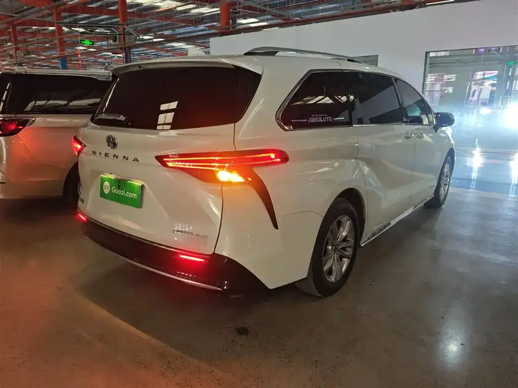 Toyota Sienna — фото 3