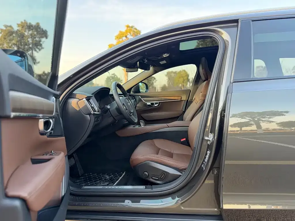 Volvo V90 2021 из CN, фото 2