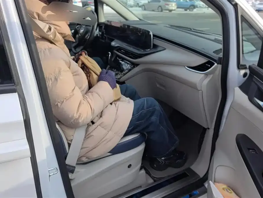 Buick GL8 2023 из CN, фото 3