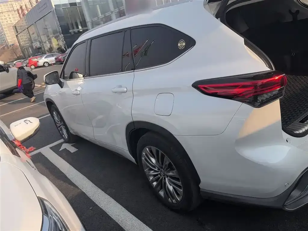 Toyota Highlander — фото 10