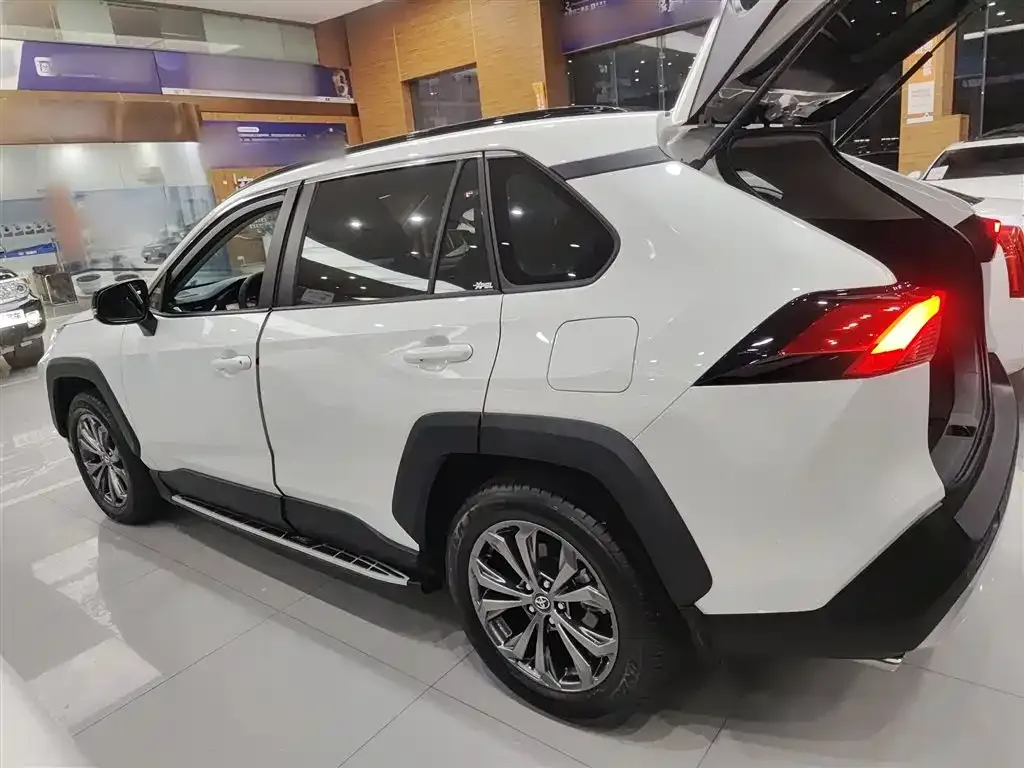 Toyota RAV4 — фото 5