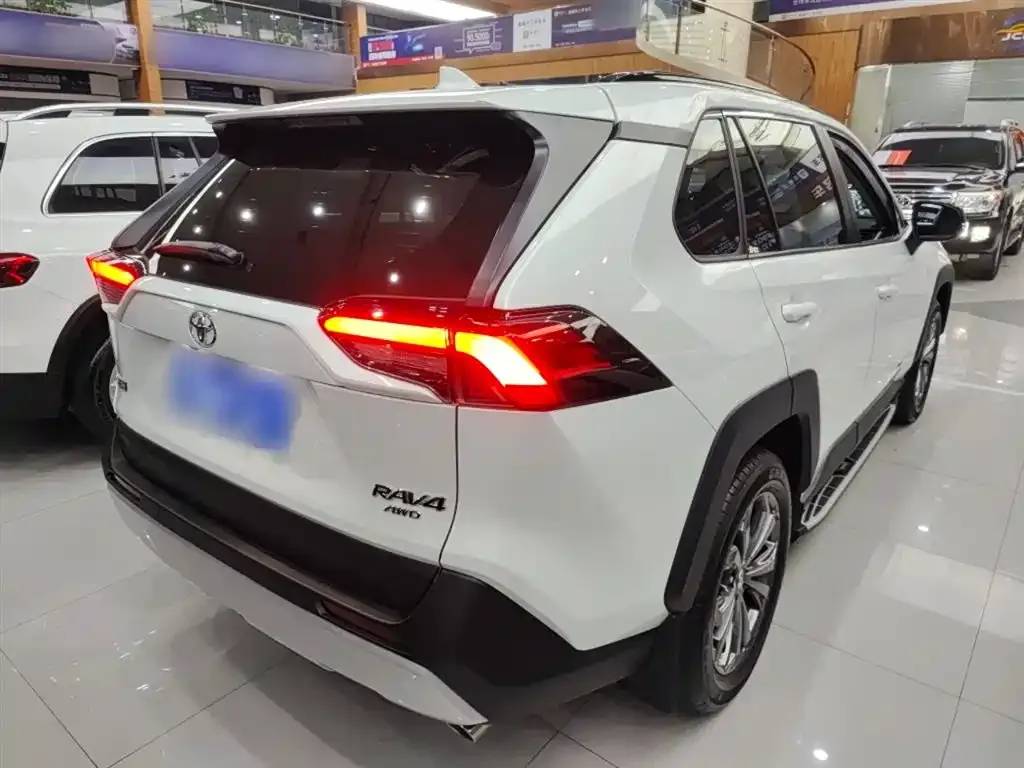 Toyota RAV4 — фото 7