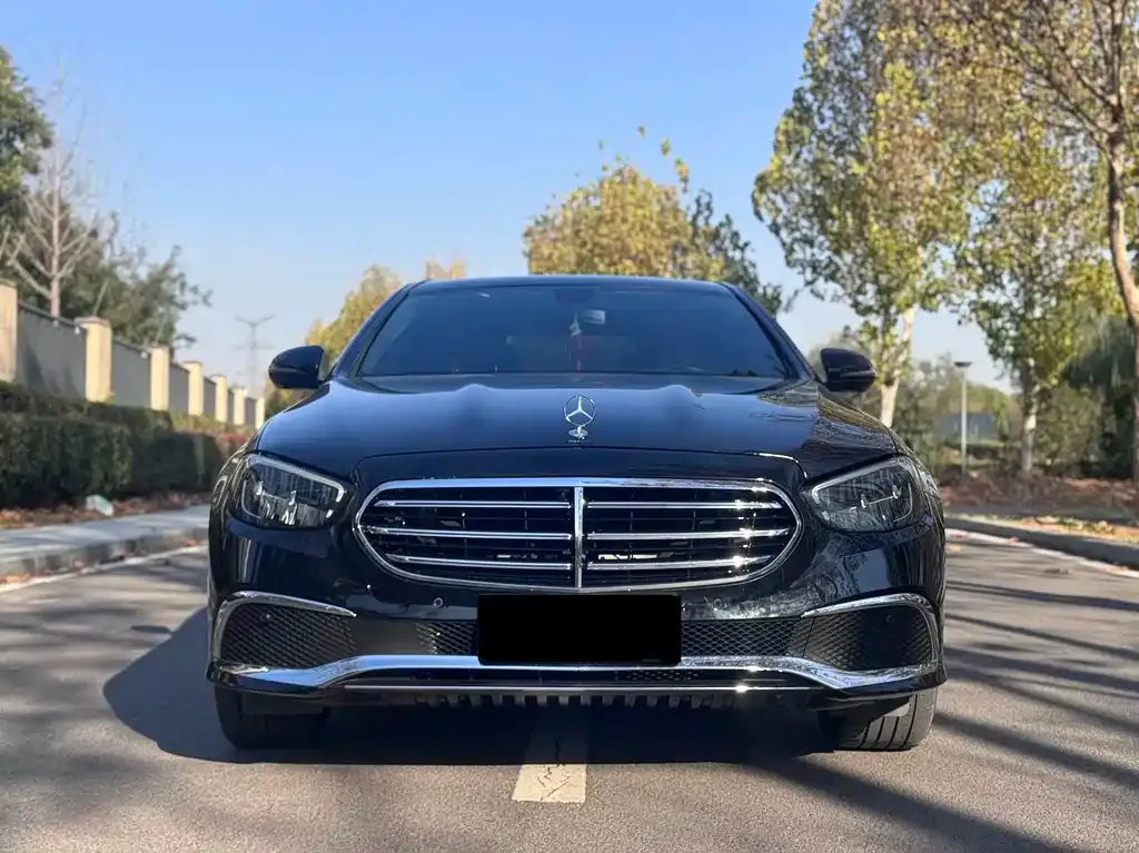 Mercedes-Benz E-Class — фото 1
