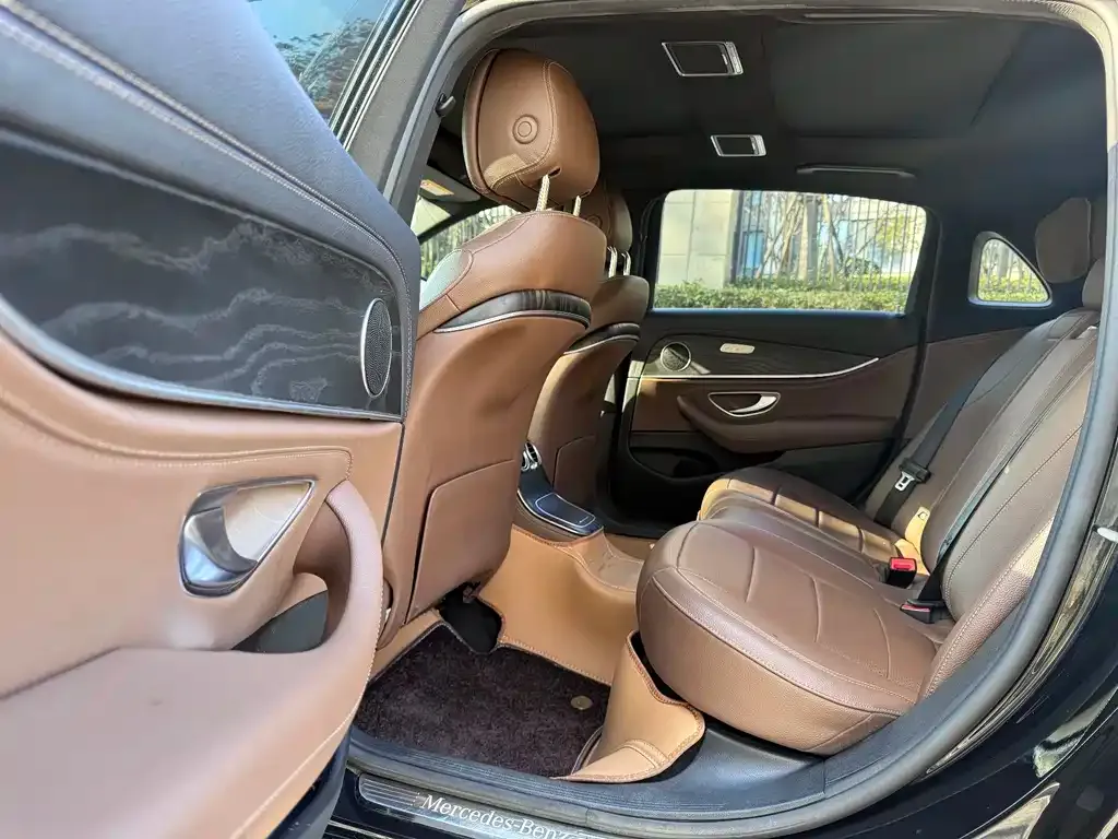 Mercedes-Benz E-Class — фото 2