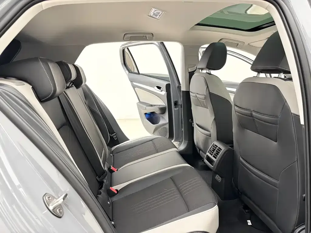 Volkswagen Golf 2023 из CN, фото 5