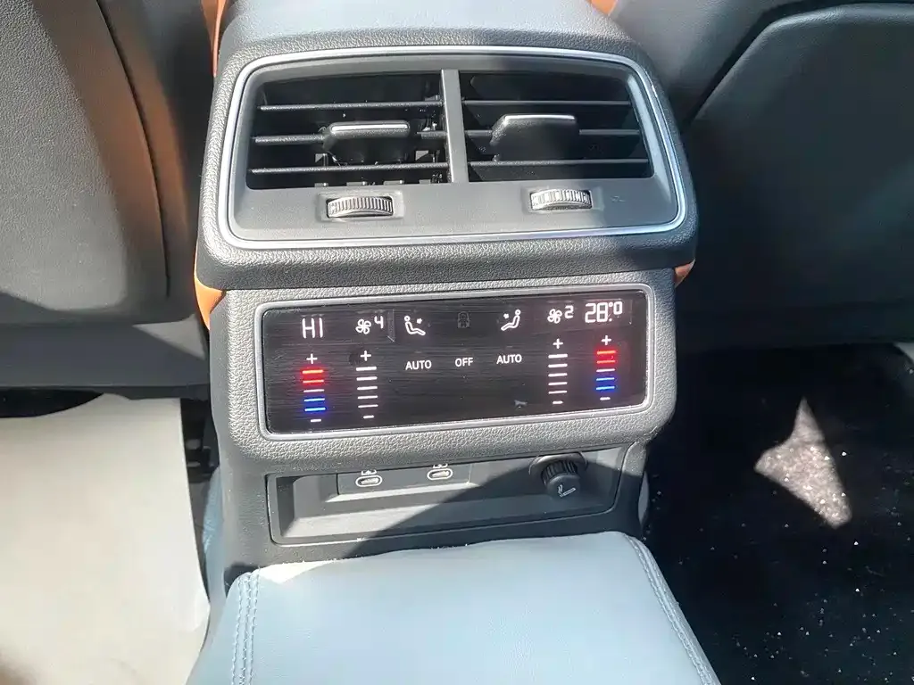 Audi A7L 2024 из CN, фото 4