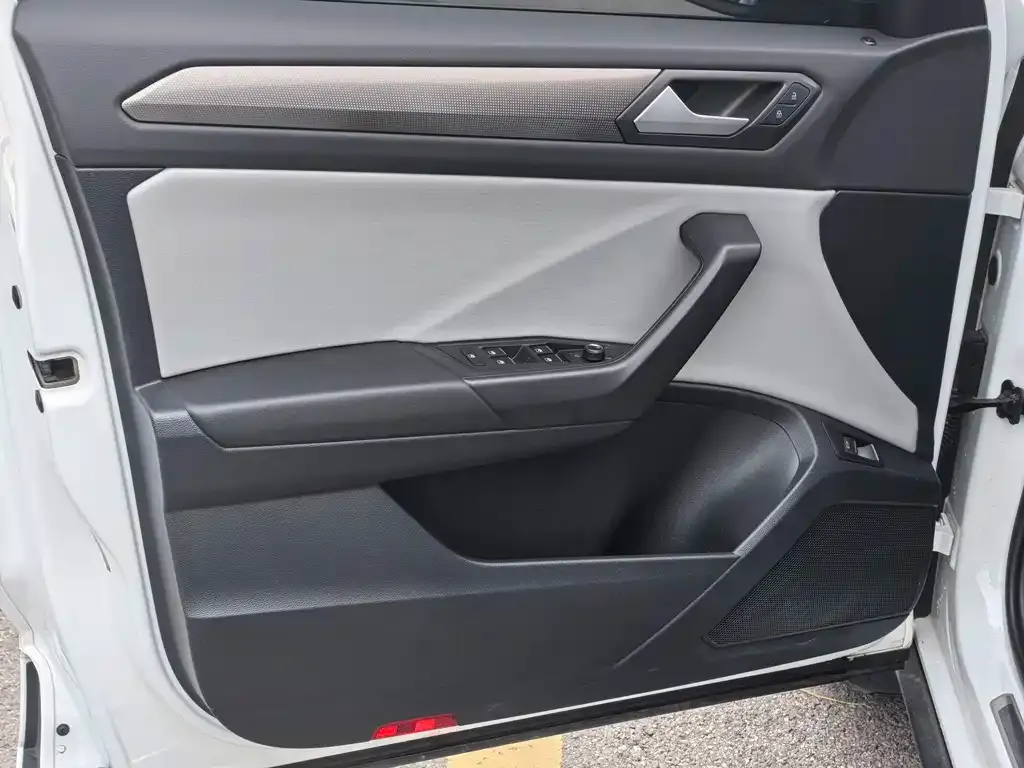 Volkswagen T-Roc 2023 из CN, фото 9