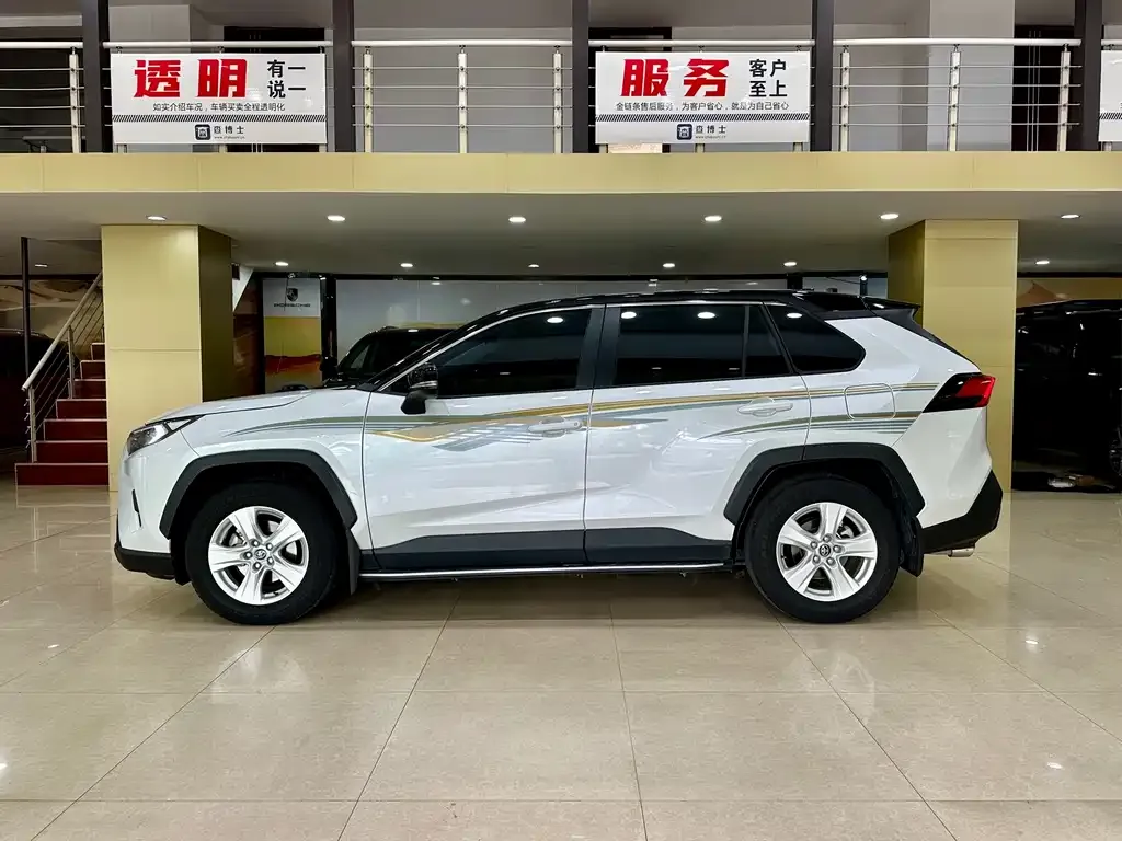 Toyota RAV4 2023 из CN, фото 5
