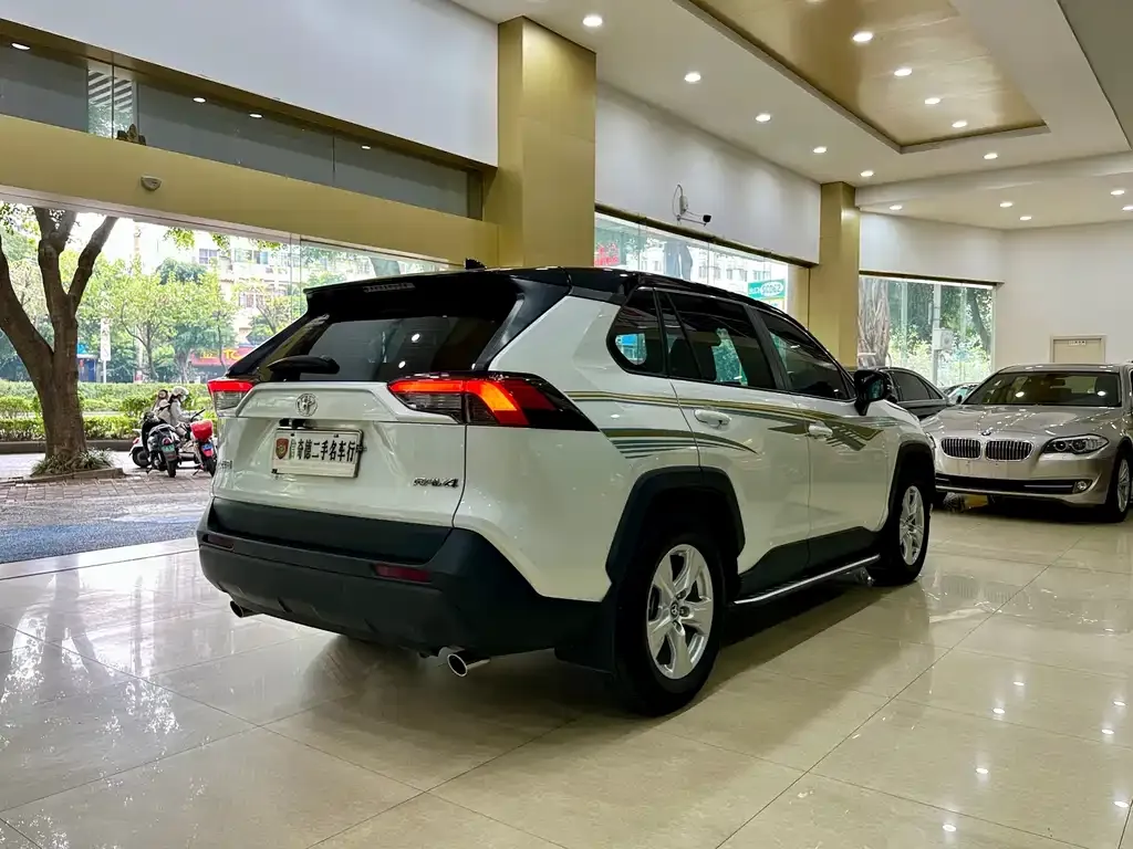 Toyota RAV4 2023 из CN, фото 10