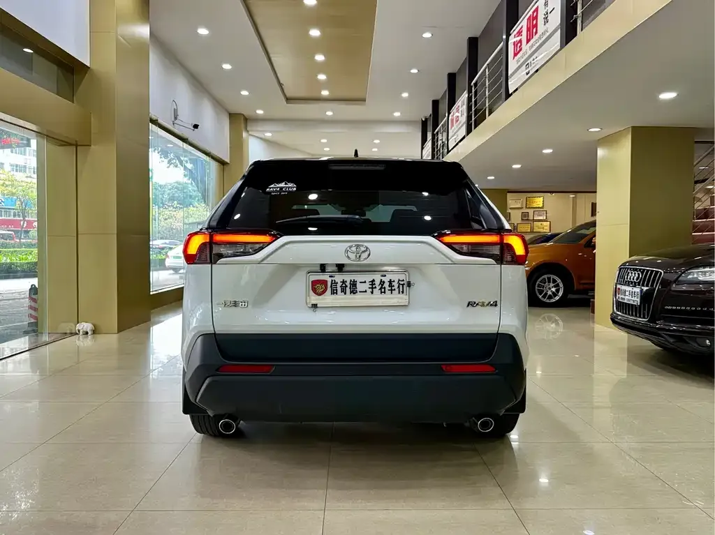 Toyota RAV4 2023 из CN, фото 3