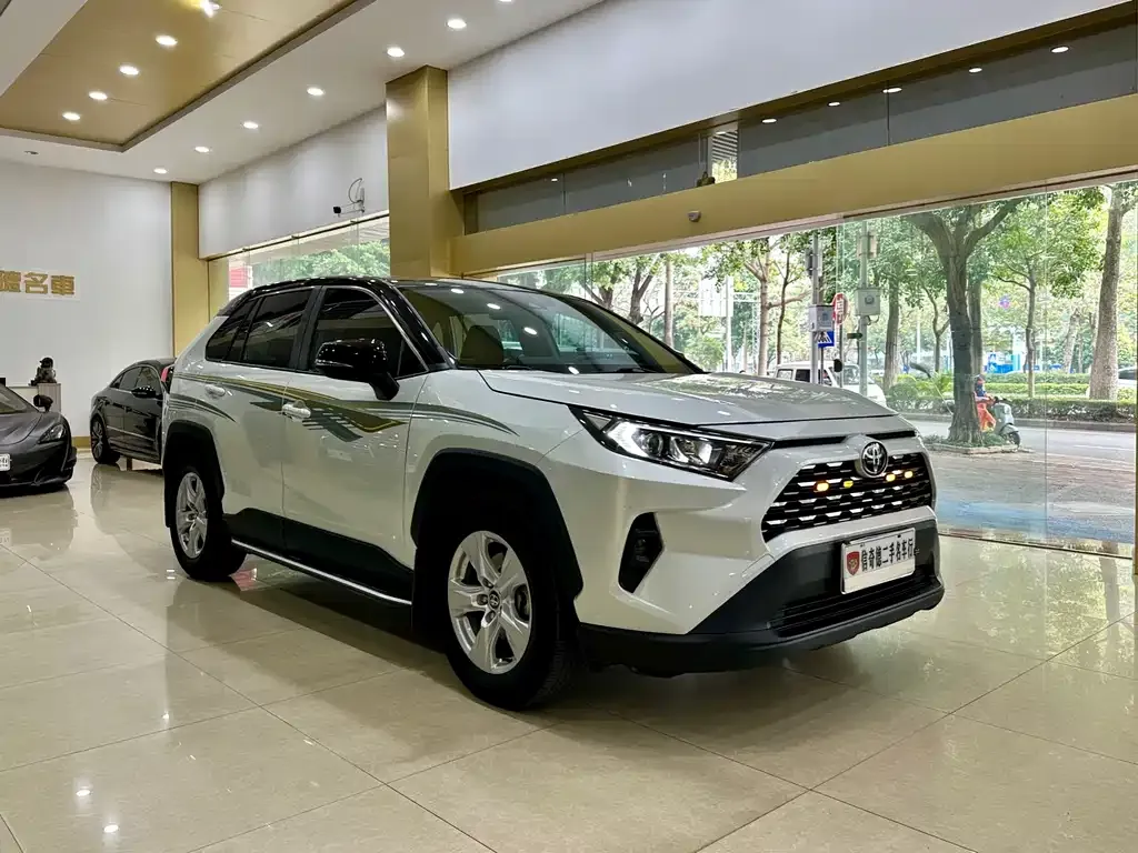 Toyota RAV4 2023 из CN, фото 2