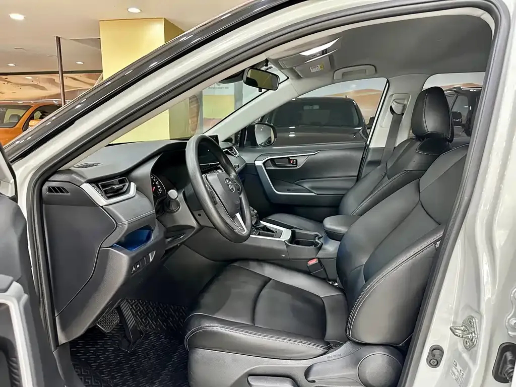 Toyota RAV4 2023 из CN, фото 4