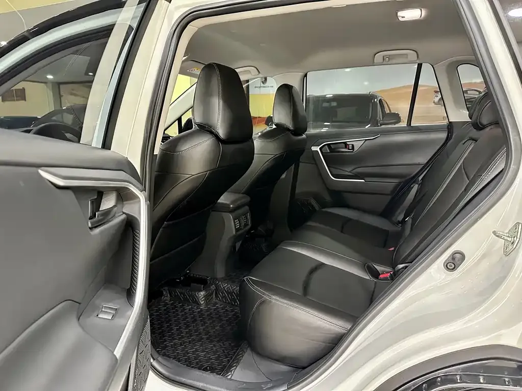 Toyota RAV4 2023 из CN, фото 6