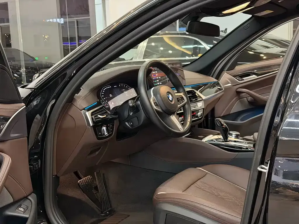 BMW 5 Series 2023 из CN, фото 4