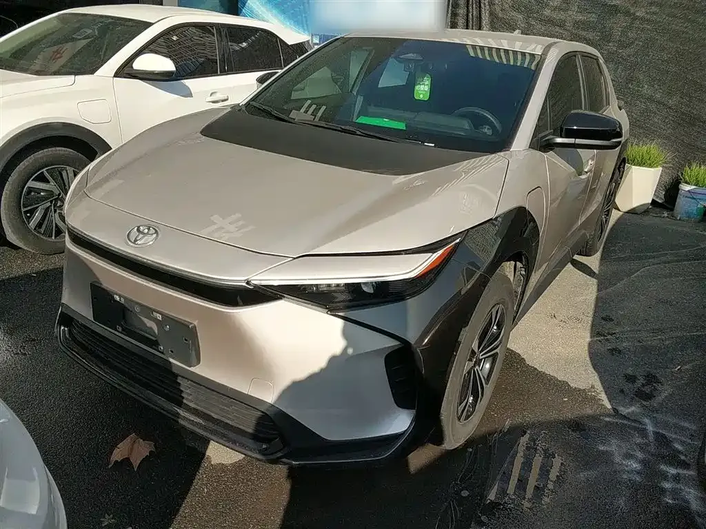 Toyota bZ4X 2023 из CN, фото 1