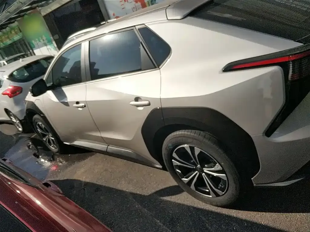 Toyota bZ4X 2023 из CN, фото 2