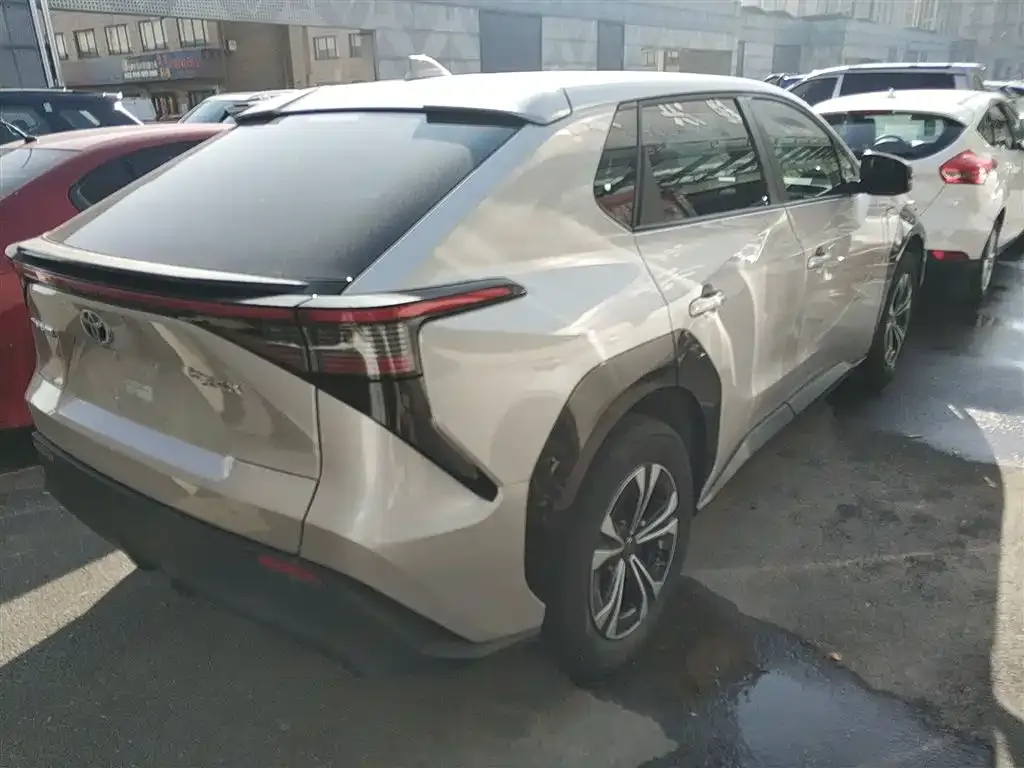 Toyota bZ4X 2023 из CN, фото 3