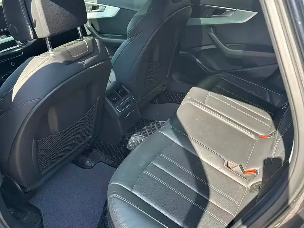 Audi A4L 2021 из CN, фото 8