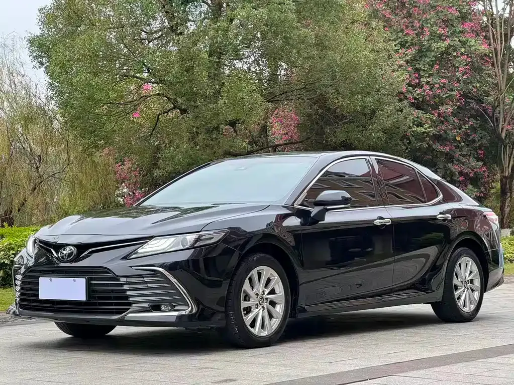 Toyota Camry — фото 1