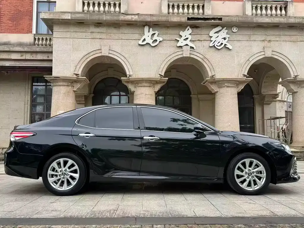 Toyota Camry — фото 3