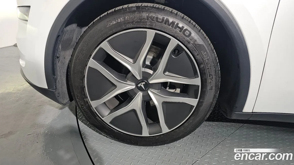 Tesla Model Y — фото 10