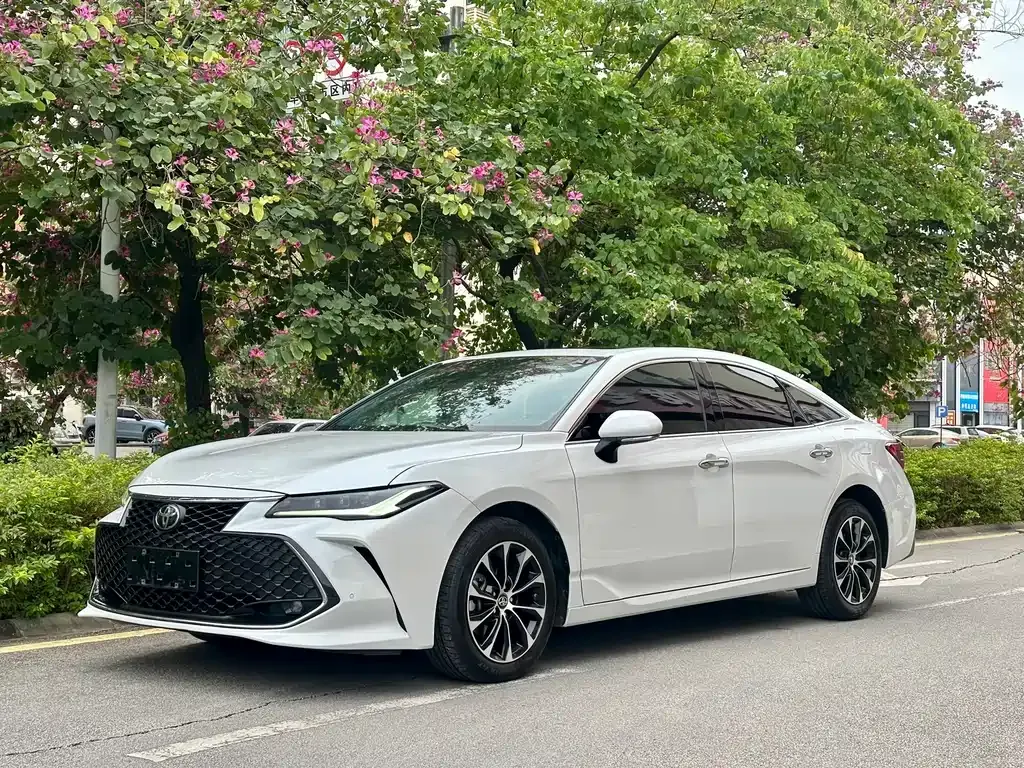 Toyota Avalon — фото 1