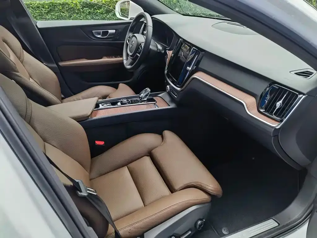 Volvo V60 2023 из CN, фото 6