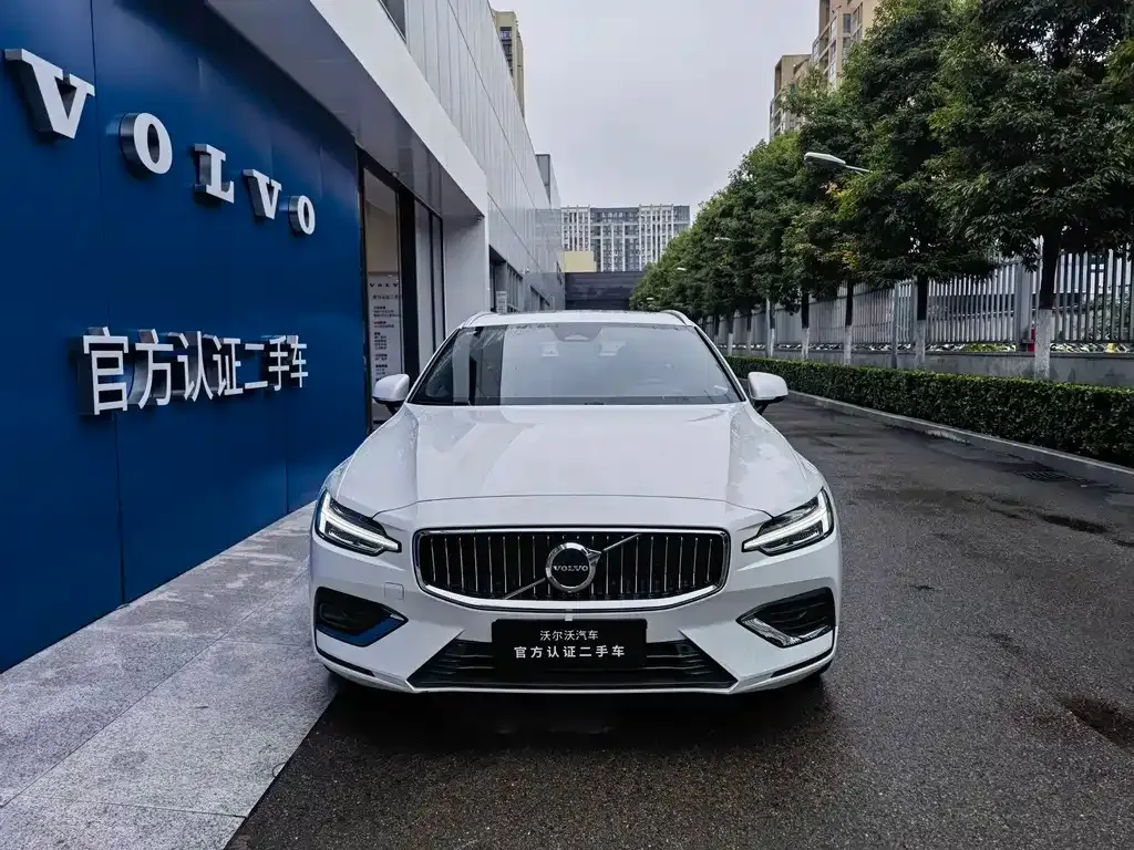 Volvo V60 2023 из CN, фото 4