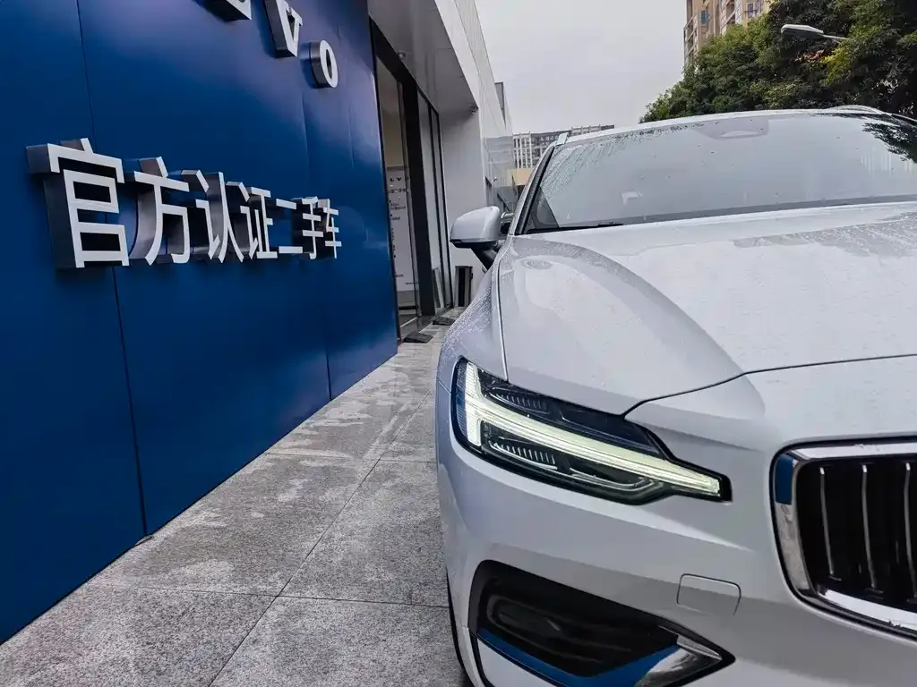 Volvo V60 2023 из CN, фото 5