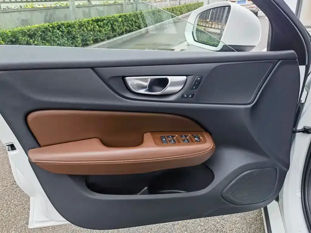 Volvo V60 2023 из CN, фото 3