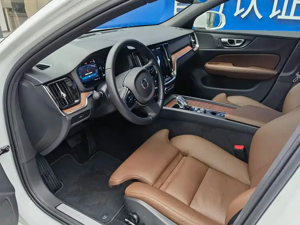Volvo V60 2023 из CN, фото 2