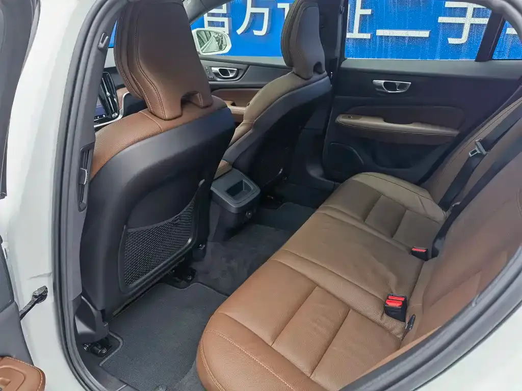 Volvo V60 2023 из CN, фото 8