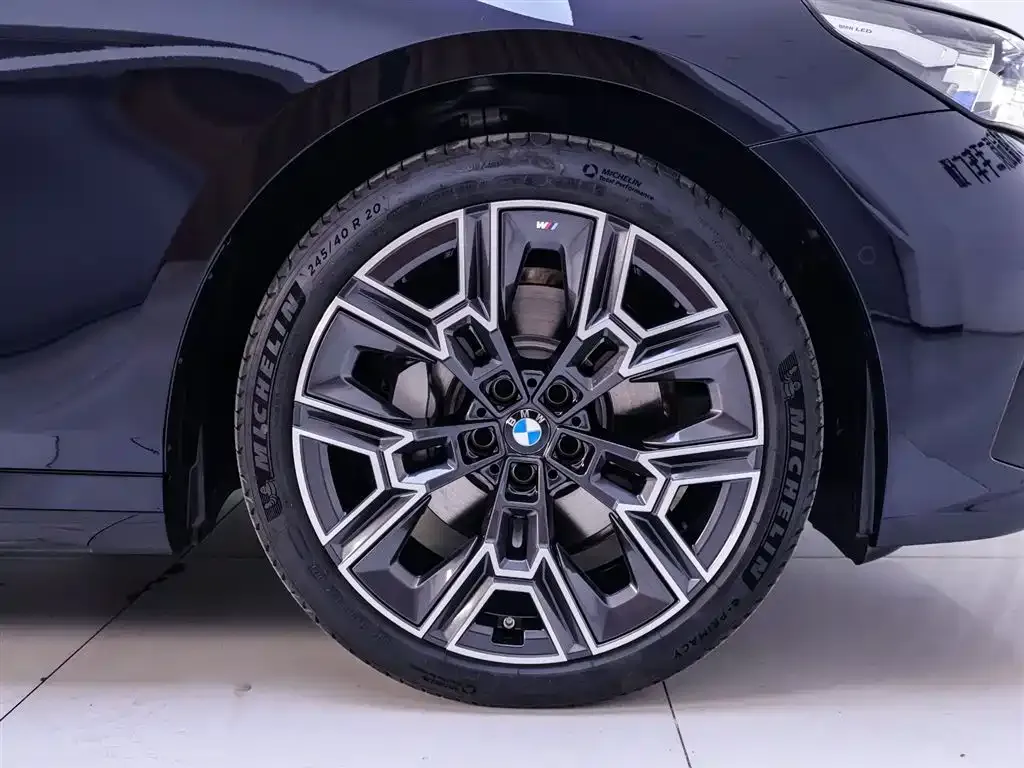 BMW 5 Series 2025 из CN, фото 9