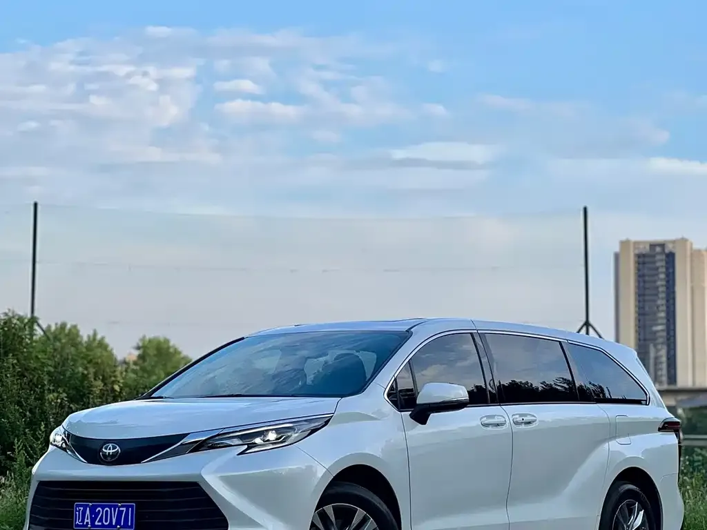 Toyota Sienna — фото 1