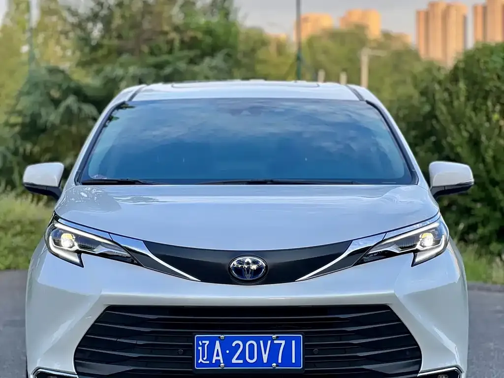 Toyota Sienna — фото 2