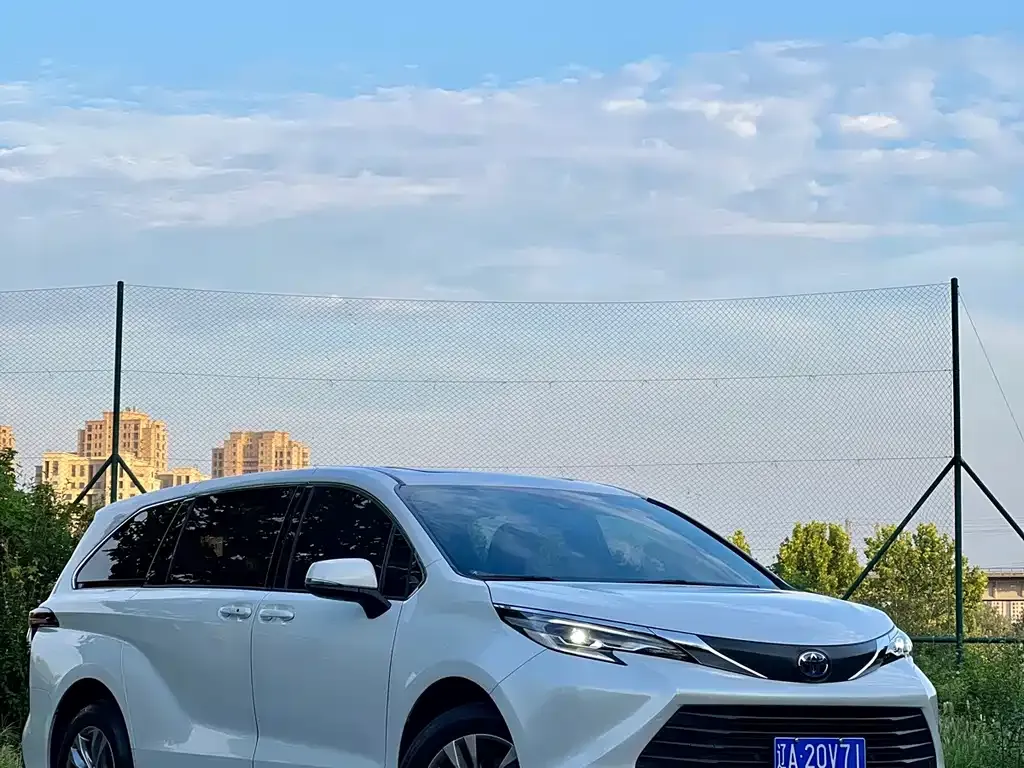 Toyota Sienna — фото 4