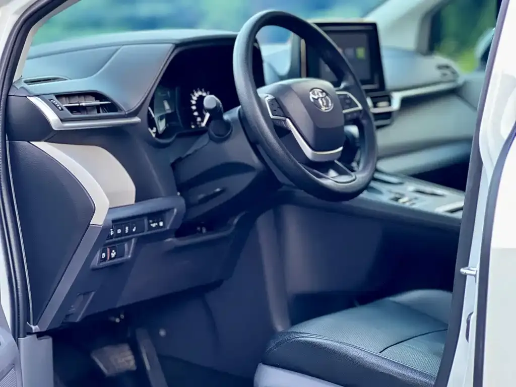 Toyota Sienna — фото 3