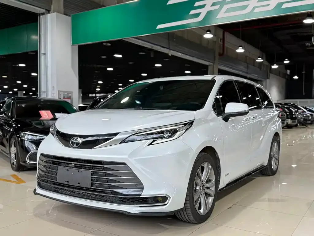 Toyota Sienna — фото 1