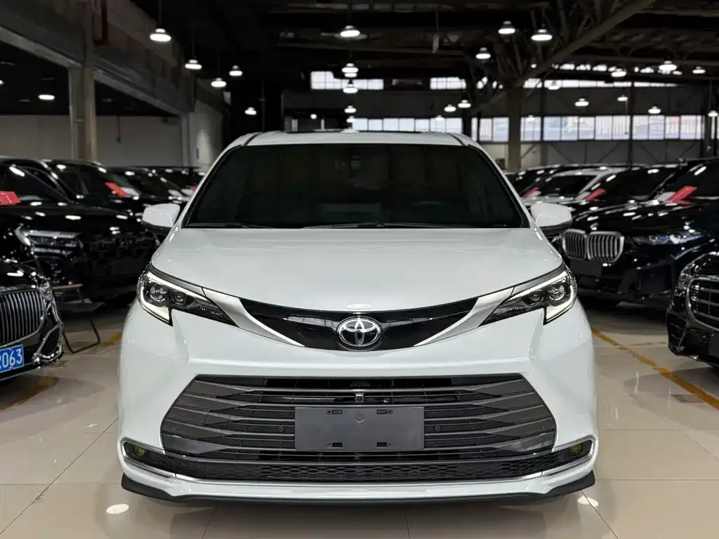Toyota Sienna — фото 9