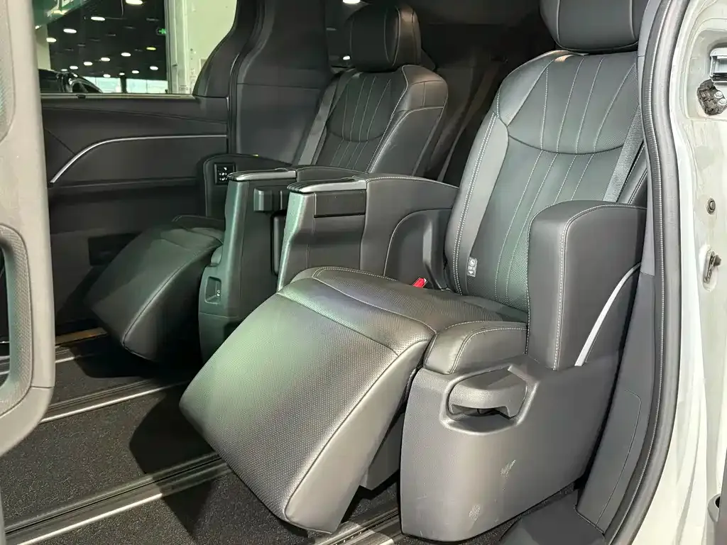 Toyota Sienna — фото 6