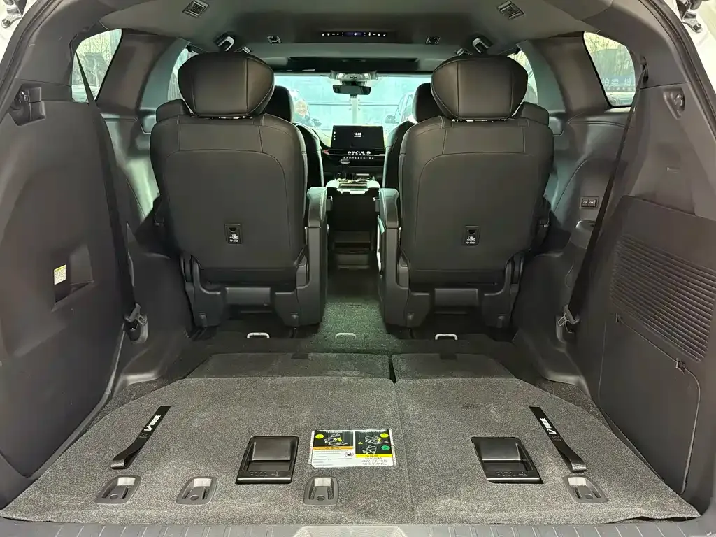 Toyota Sienna — фото 3