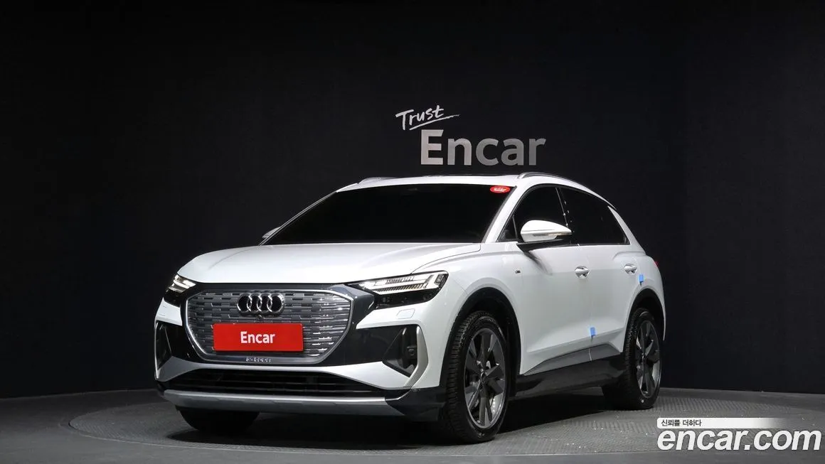 Audi Q4 e-tron — фото 1